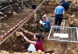 Relev de la coupe du foss doublant le rempart de l'ge du Bronze, aot 2001 (secteur XX, fouilles et clich J.-P. Pautreau).